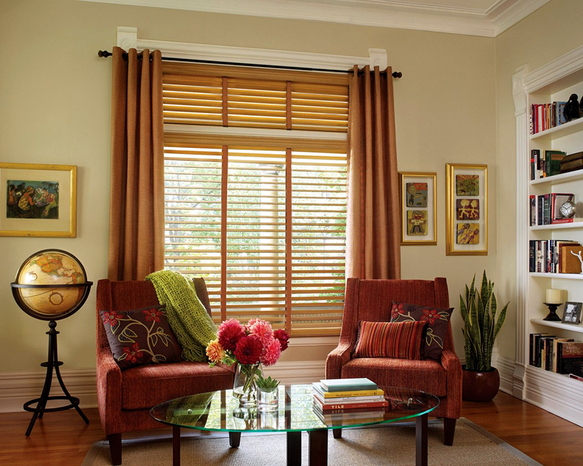 It is appropriate to complement wooden blinds with beautiful curtains or curtains It is appropriate to complement wooden blinds with beautiful curtains or curtains