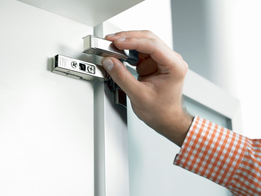 Để cài đặt gần hơn các mô-đun, bạn sẽ cần các vít đặc biệt, một tuốc nơ vít và hướng dẫn cho cơ chế Để cài đặt gần hơn các mô-đun, bạn sẽ cần các vít đặc biệt, một tuốc nơ vít và hướng dẫn cho cơ chế