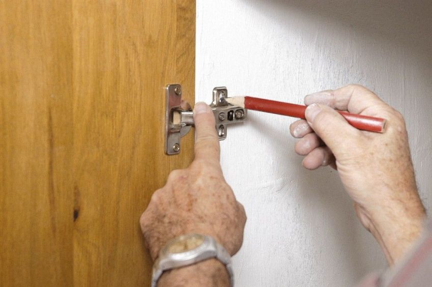 Để cài đặt càng gần, bạn cần đánh dấu các lỗ để buộc chặt Để cài đặt càng gần, bạn cần đánh dấu các lỗ để buộc chặt