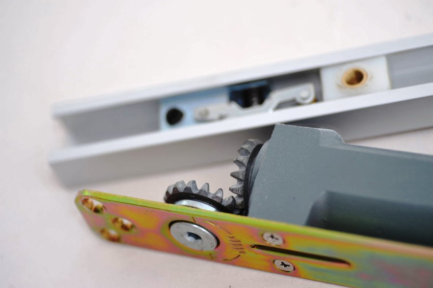 Cửa gần hơn có thể bị hỏng do tác động mạnh vào nó khi mở hoặc đóng nhanh cửa Cửa gần hơn có thể bị hỏng do tác động mạnh vào nó khi mở hoặc đóng nhanh cửa