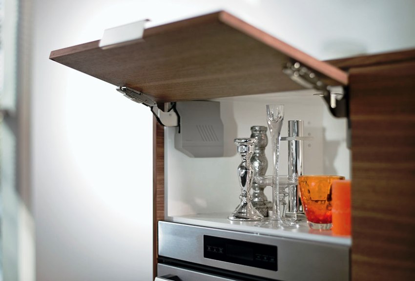 Một cánh cửa đóng lại nhẹ nhàng và chậm hơn nhiều so với không có cơ chế Một cánh cửa đóng lại nhẹ nhàng và chậm hơn nhiều so với không có cơ chế