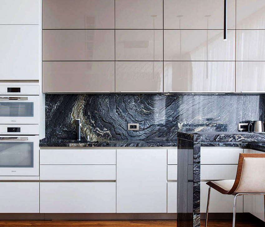 Kvartsiitti-esiliinat ovat eri värejä ja niillä on helmiäinen sävy. Kvartsiitti-esiliinat ovat eri värejä ja niillä on helmiäinen sävy.