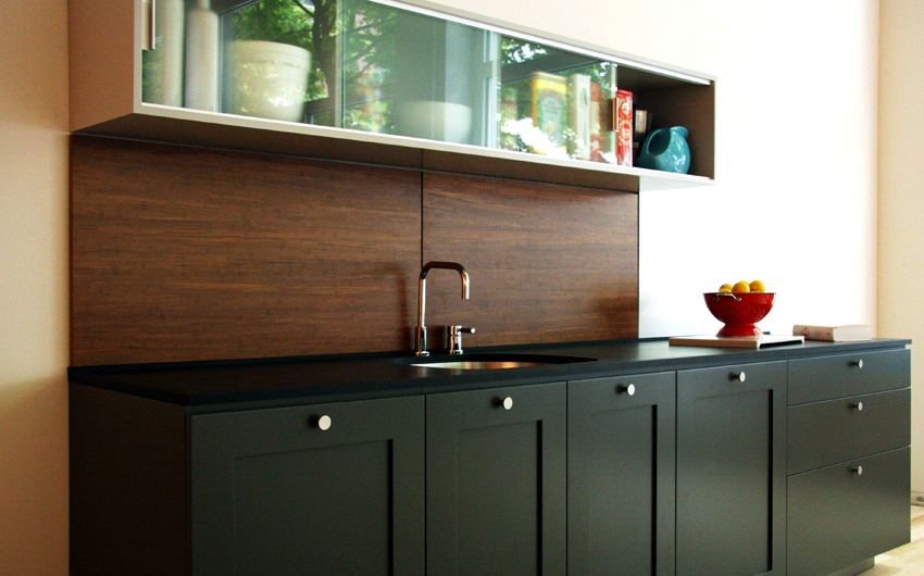 Lastulevypaneeleista valmistettu esiliina on vaatimaton toiminnassa Lastulevypaneeleista valmistettu esiliina on vaatimaton toiminnassa