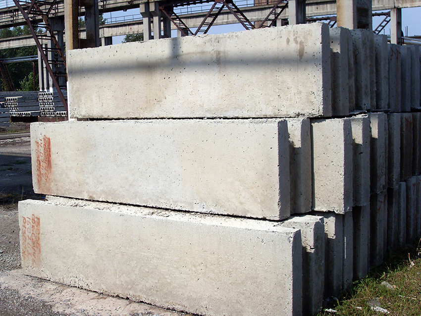 Els blocs de fonamentació són elements pesats de construcció de formigó Els blocs de fonamentació són elements pesats de construcció de formigó