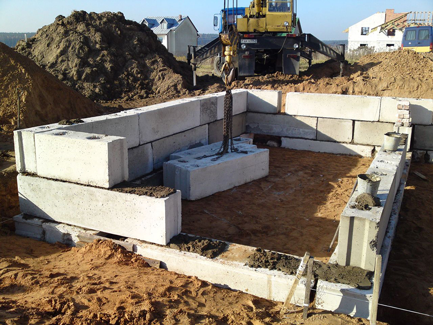 L'amplada dels blocs s'ha de seleccionar en funció del gruix de les parets de l'edifici. L'amplada dels blocs s'ha de seleccionar en funció del gruix de les parets de l'edifici.