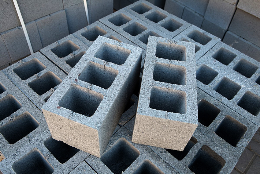 Els blocs de cendres estan fets d’escòries amb l’addició de maons trencats, sorra, grava, pedra picada, serradures i perlita Els blocs de cendres estan fets d’escòries amb l’addició de maons trencats, sorra, grava, pedra picada, serradures i perlita