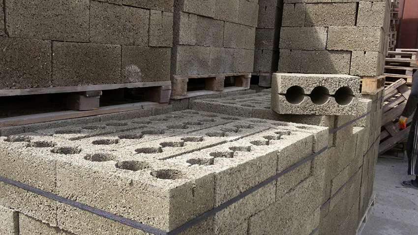 Per a edificis lleugers, es poden utilitzar blocs de fonament buits Per a edificis lleugers, es poden utilitzar blocs de fonament buits