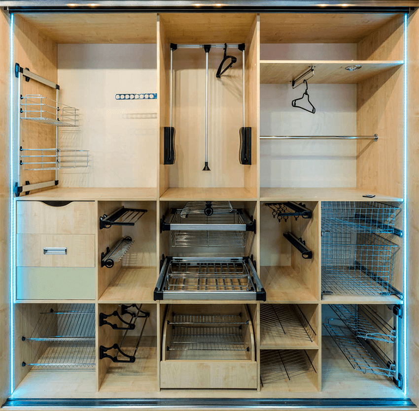 Το εσωτερικό γέμισμα της ντουλάπας μπορεί να ποικίλλει, ανάλογα με τις επιθυμίες και τις ανάγκες του πελάτη Το εσωτερικό γέμισμα της ντουλάπας μπορεί να ποικίλλει, ανάλογα με τις επιθυμίες και τις ανάγκες του πελάτη