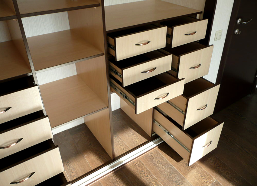 Τα αναδιπλούμενα εξαρτήματα σε συρόμενες ντουλάπες μπορούν να είναι κυλίνδρου και μπάλας Τα αναδιπλούμενα εξαρτήματα σε συρόμενες ντουλάπες μπορούν να είναι κυλίνδρου και μπάλας