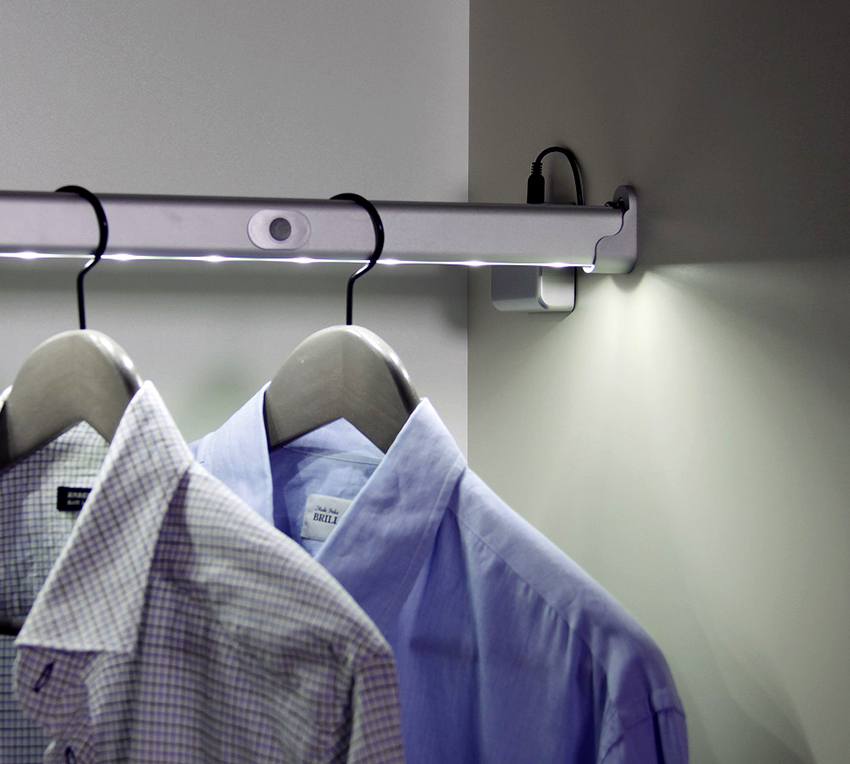 Οι ράβδοι έχουν σχεδιαστεί για να φιλοξενούν κρεμάστρες ρούχων μέσα στην ντουλάπα Οι ράβδοι έχουν σχεδιαστεί για να φιλοξενούν κρεμάστρες ρούχων μέσα στην ντουλάπα