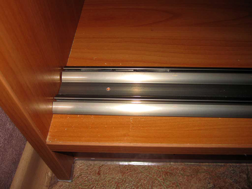 Οι διαφάνειες για συρόμενες ντουλάπες είναι κατασκευασμένες από πλαστικό, χάλυβα ή αλουμίνιο Οι διαφάνειες για συρόμενες ντουλάπες είναι κατασκευασμένες από πλαστικό, χάλυβα ή αλουμίνιο