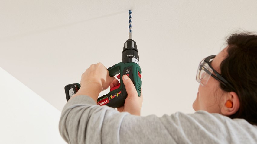 חורים עשויים כרכוב ותקרת הבטון בנקודות המיועדות לכך חורים עשויים כרכוב ותקרת הבטון בנקודות המיועדות לכך