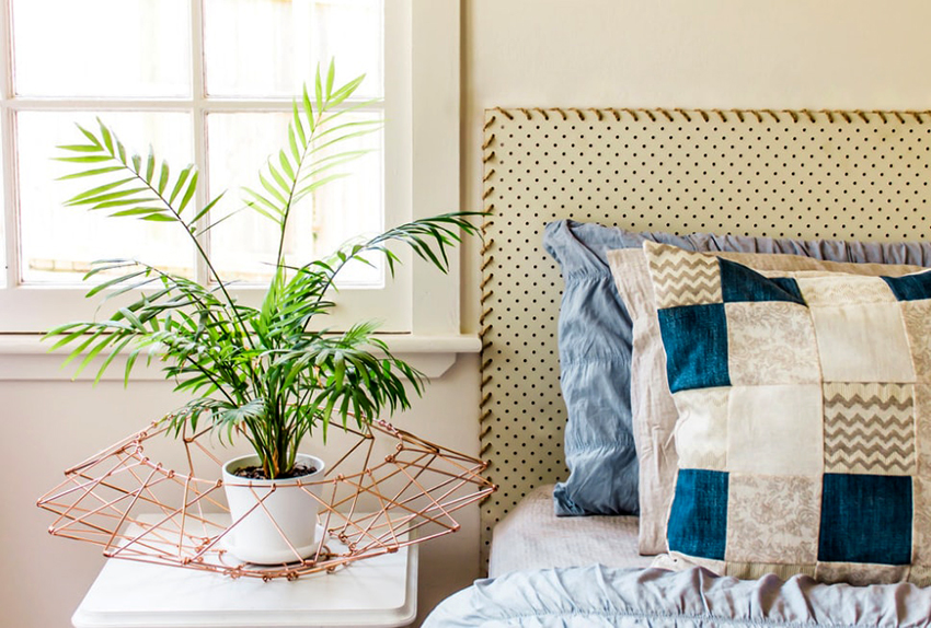 Tabelul poate fi atașat la pat, perete sau poate fi liber Tabelul poate fi atașat la pat, perete sau poate fi liber