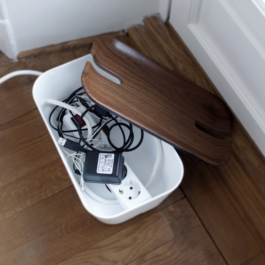 Anda boleh menyembunyikan wayar dalam kotak hiasan khas yang sesuai dengan warna lantai atau perabot Anda boleh menyembunyikan wayar dalam kotak hiasan khas yang sesuai dengan warna lantai atau perabot