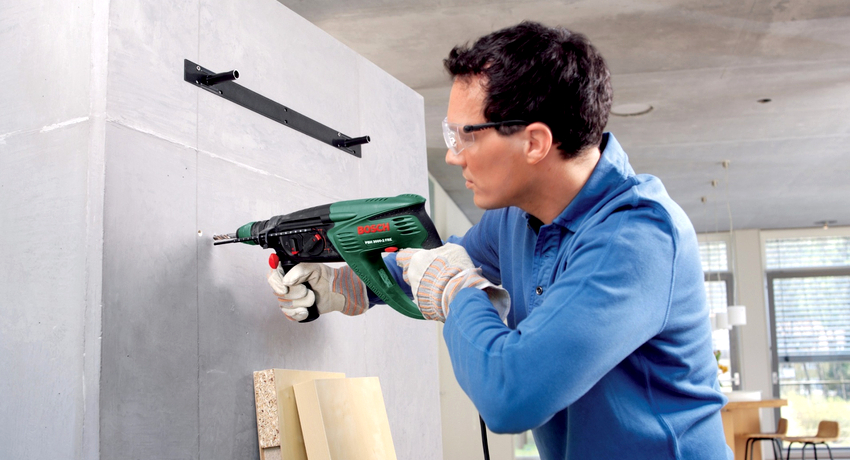 Sekiranya bilik belum diperbaiki, maka pilihan terbaik untuk menyembunyikan wayar adalah meletakkannya di dinding. Cara menyembunyikan wayar TV di dinding: cara menutup kabel