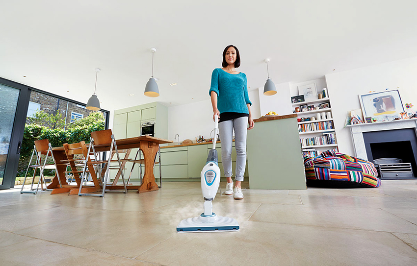 Parný mop je zariadenie s nádobou na vodu, parným generátorom a čistiacou tryskou Parný mop je zariadenie s nádobou na vodu, parným generátorom a čistiacou tryskou