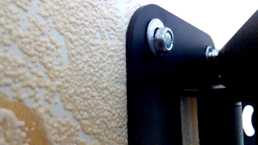 Dahil ang mga turnilyo at dowel ay napakahaba, inirerekumenda na gumamit ng mga bolt o studs para sa manipis na dingding. Dahil ang mga turnilyo at dowel ay napakahaba, inirerekumenda na gumamit ng mga bolt o studs para sa manipis na dingding.