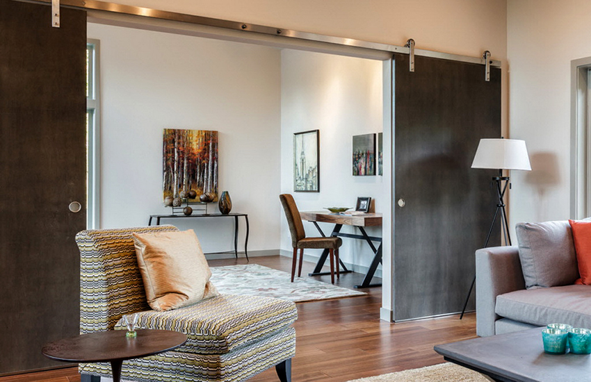 Sürgülü kapı sistemi tek parça veya çift şeritli olabilir Sürgülü kapı sistemi tek parça veya çift şeritli olabilir