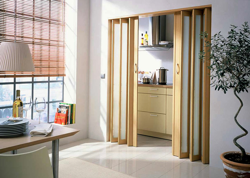 Mekanizmanın tramvay tipi akordeon gibi katlanır kapılara izin verir Mekanizmanın tramvay tipi akordeon gibi katlanır kapılara izin verir