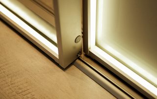 Lysbilder til garderoben: egenskaper og oversikt over beslagens egenskaper