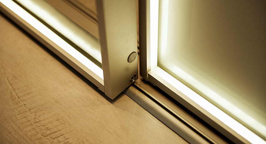 Skyvegarderobe er et ideelt sted å oppbevare klær, sko, tilbehør og andre ting Lysbilder til garderoben: egenskaper og oversikt over beslagens egenskaper