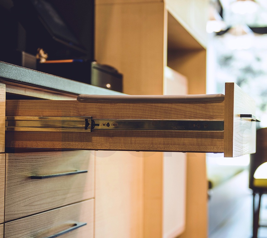 Kim loại ở đường ray càng dày, ngăn kéo càng lâu sẽ hoạt động tận tâm trong nhiều năm Kim loại ở đường ray càng dày, ngăn kéo càng lâu sẽ hoạt động tận tâm trong nhiều năm