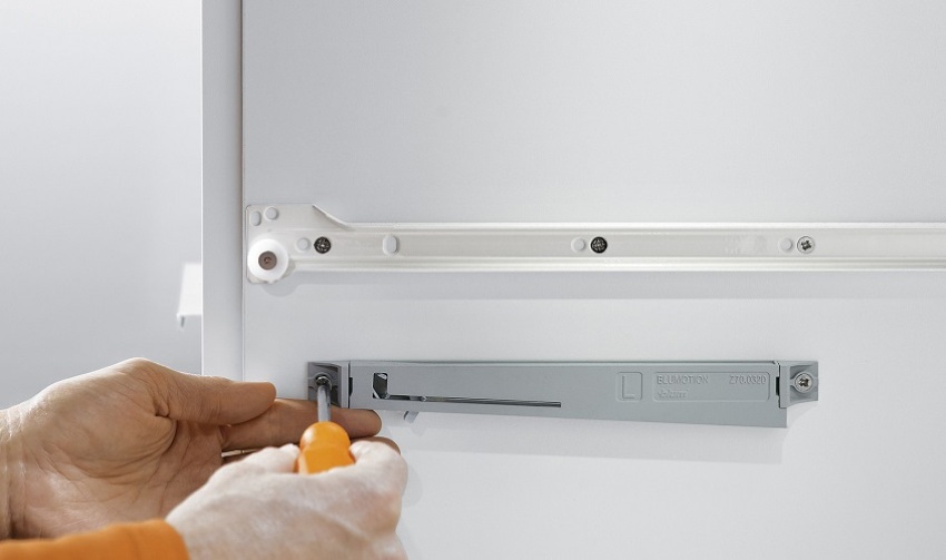 Việc lắp đặt các thanh dẫn có thể được thực hiện trên các bề mặt bên của hộp hoặc trong các rãnh của bề mặt bên Việc lắp đặt các thanh dẫn có thể được thực hiện trên các bề mặt bên của hộp hoặc trong các rãnh của bề mặt bên