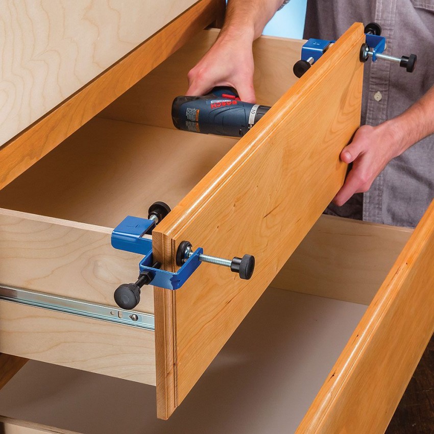 Các lỗ cho ốc vít đường ray được làm rất cẩn thận Các lỗ cho ốc vít đường ray được làm rất cẩn thận