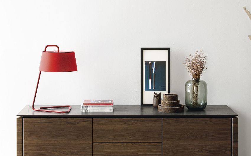 מבחר עצום של מנורות שולחן מוצע על ידי איקאה, המייצרת דגמים תקציביים ויקרים יותר. מבחר עצום של מנורות שולחן מוצע על ידי איקאה, המייצרת דגמים תקציביים ויקרים יותר.