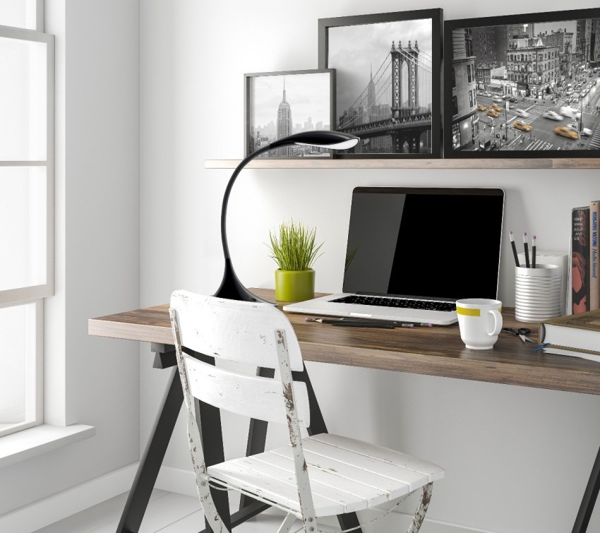 מנורת שולחן יכולה לרכך את ריכוז תשומת הלב הממוקדת על צג המחשב מנורת שולחן יכולה לרכך את ריכוז תשומת הלב הממוקדת על צג המחשב