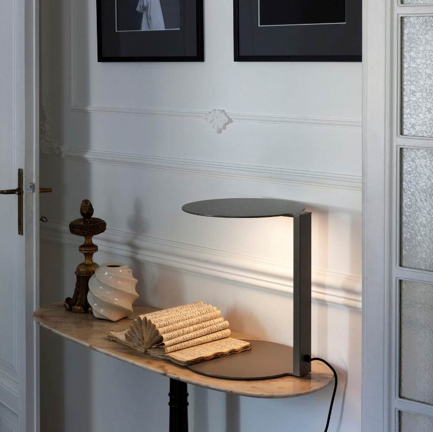 Tisch-LED-Lampen sind normale Tischlampen, die einfach auf dem Tisch sitzen Tisch-LED-Lampen sind normale Tischlampen, die einfach auf dem Tisch sitzen