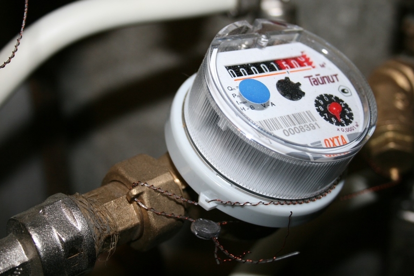 Цифрите на измервателния уред, боядисани в черно, съответстват на броя кубически метри консумирана вода Цифрите на измервателния уред, боядисани в черно, съответстват на броя кубически метри консумирана вода