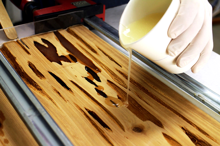 Για προϊόντα με εποξειδική ρητίνη, το ξύλο πρέπει να είναι στεγνό Για προϊόντα με εποξειδική ρητίνη, το ξύλο πρέπει να είναι στεγνό