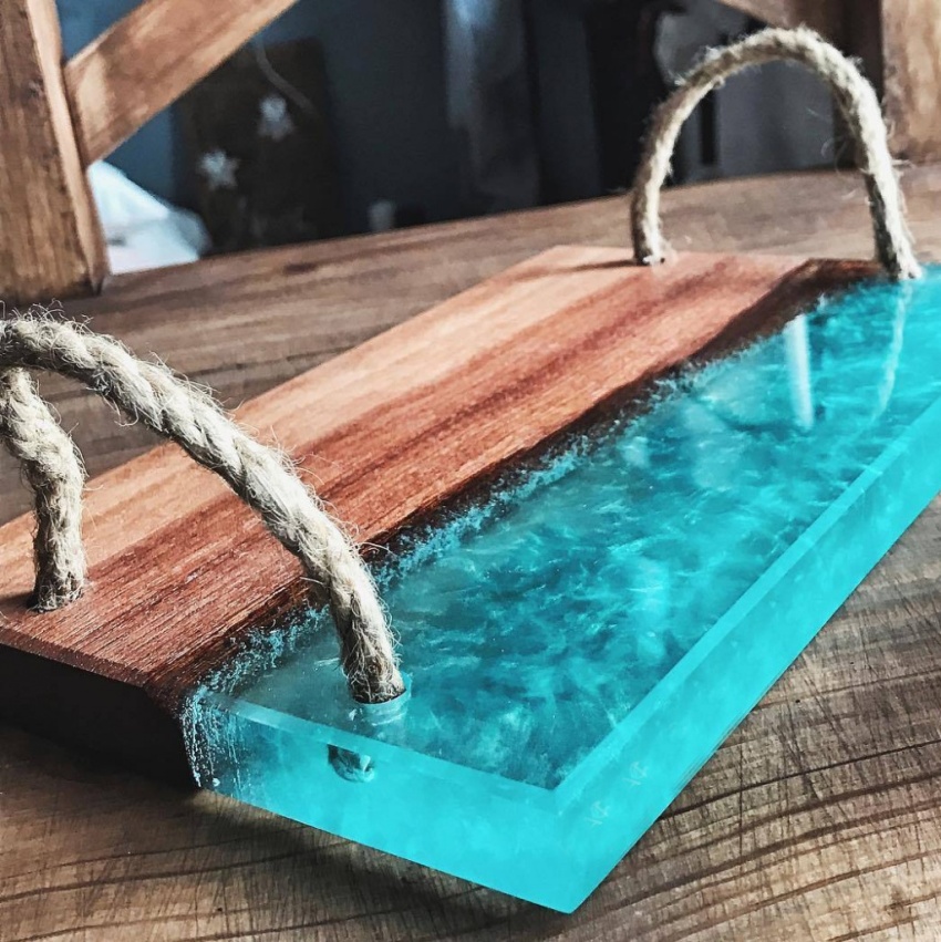 Epoksyharpiks brukes ofte til fremstilling av møbler Epoksyharpiks brukes ofte til fremstilling av møbler