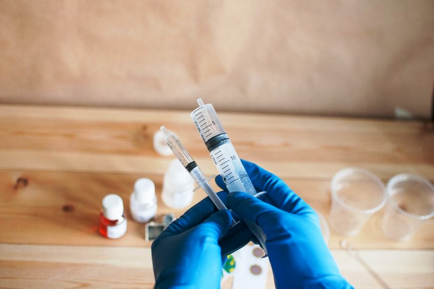 Ved hjelp av sprøyter kan du enkelt kontrollere de kvantitative indikatorene for harpiks og herder Ved hjelp av sprøyter kan du enkelt kontrollere de kvantitative indikatorene for harpiks og herder