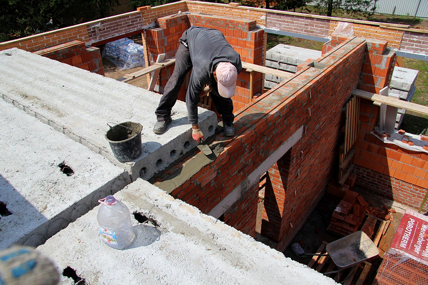 Korzystanie z płyt podłogowych pozwala zaoszczędzić czas na budowie Korzystanie z płyt podłogowych pozwala zaoszczędzić czas na budowie