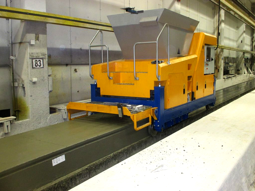 Płyty są kształtowane przez formierkę, po czym produkt jest cięty Płyty są kształtowane przez formierkę, po czym produkt jest cięty