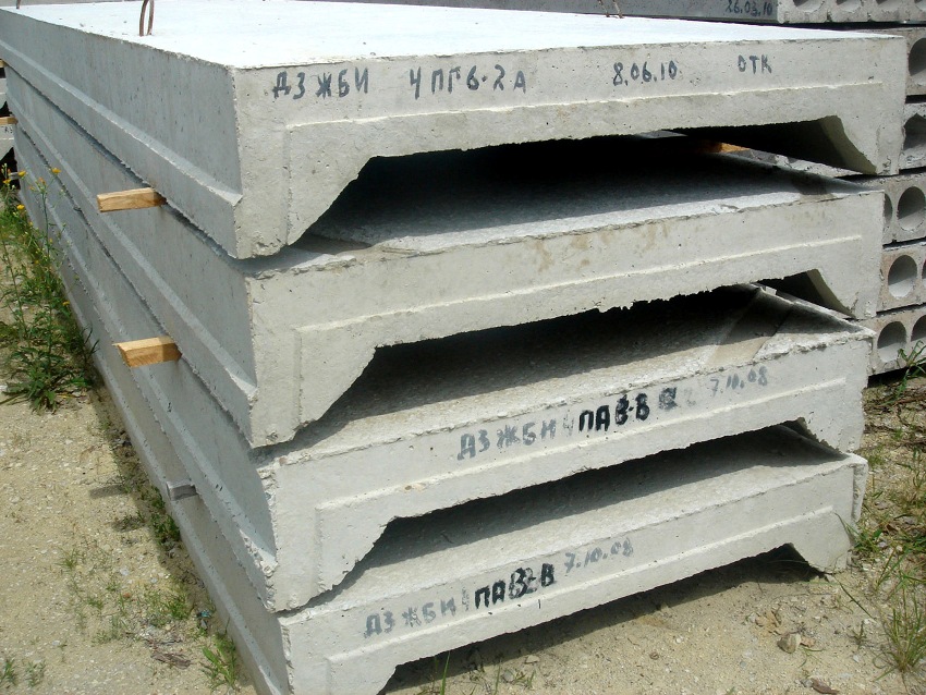 De væsentligste anvendelser til ribbet plader er lofter, garagebelægninger eller kældre. De væsentligste anvendelser til ribbet plader er lofter, garagebelægninger eller kældre.