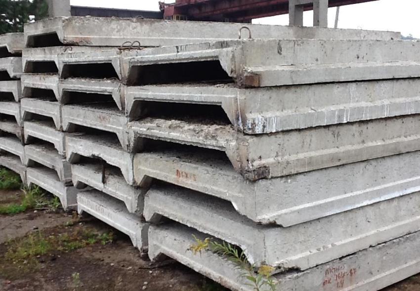 Dimensionerne på den ribbet armeret betonplade er dikteret af rummets længde og bredde Dimensionerne på den ribbet armeret betonplade er dikteret af rummets længde og bredde