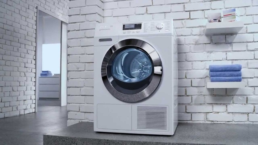 Les machines de type frontal nécessitent un espace suffisant devant la trappe Les machines de type frontal nécessitent un espace suffisant devant la trappe