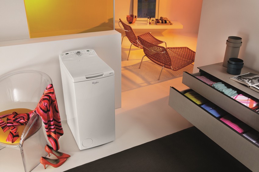 Le lave-linge vertical ne peut pas être placé sous les armoires murales, car l'ouverture du couvercle nécessite un espace libre Le lave-linge vertical ne peut pas être placé sous les armoires murales, car l'ouverture du couvercle nécessite un espace libre