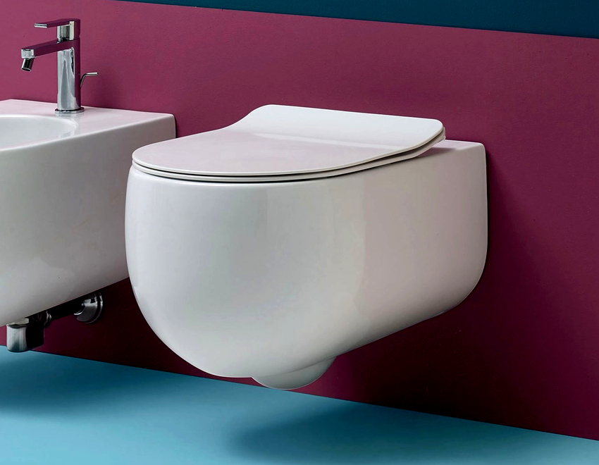 Предимството на окачените тоалетни е, че всички комуникации са скрити зад фалшива стена Предимството на окачените тоалетни е, че всички комуникации са скрити зад фалшива стена