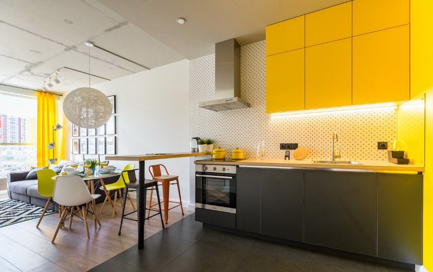 المسافة المثلى بين خزائن المطبخ العلوية والسفلية هي 50 سم المسافة المثلى بين خزائن المطبخ العلوية والسفلية هي 50 سم