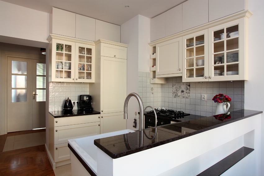 لا يجب أن تكون الخزائن التي تحتوي على أدوات في مكان قريب ، بل يمكن وضعها محليًا في كل منطقة من مناطق مثلث المطبخ لا يجب أن تكون الخزائن التي تحتوي على أدوات في مكان قريب ، بل يمكن وضعها محليًا في كل منطقة من مناطق مثلث المطبخ