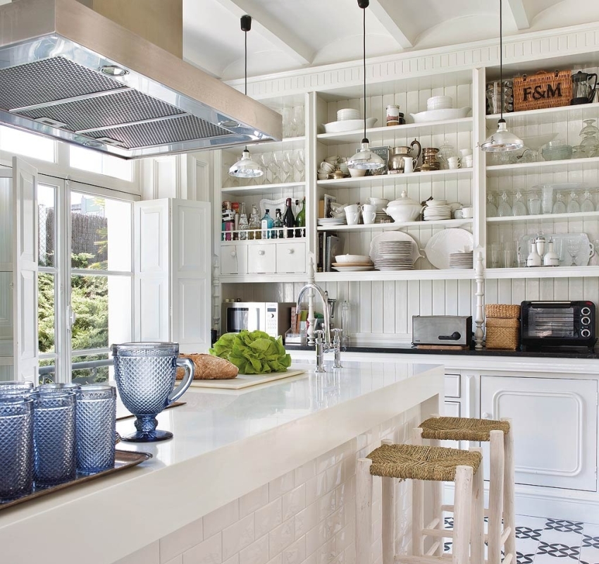 تحتوي خزائن المطبخ عادةً على جزأين - الجزء العلوي (بأرفف مفتوحة) والجزء السفلي (بأبواب عمياء) تحتوي خزائن المطبخ عادةً على جزأين - الجزء العلوي (بأرفف مفتوحة) والجزء السفلي (بأبواب عمياء)