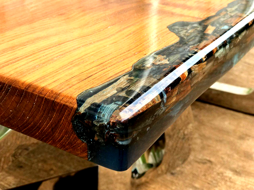 Kostnaden for et bord laget av epoxyharpiks og tre påvirkes av kvaliteten på treet som brukes, størrelsen og formen Kostnaden for et bord laget av epoxyharpiks og tre påvirkes av kvaliteten på treet som brukes, størrelsen og formen