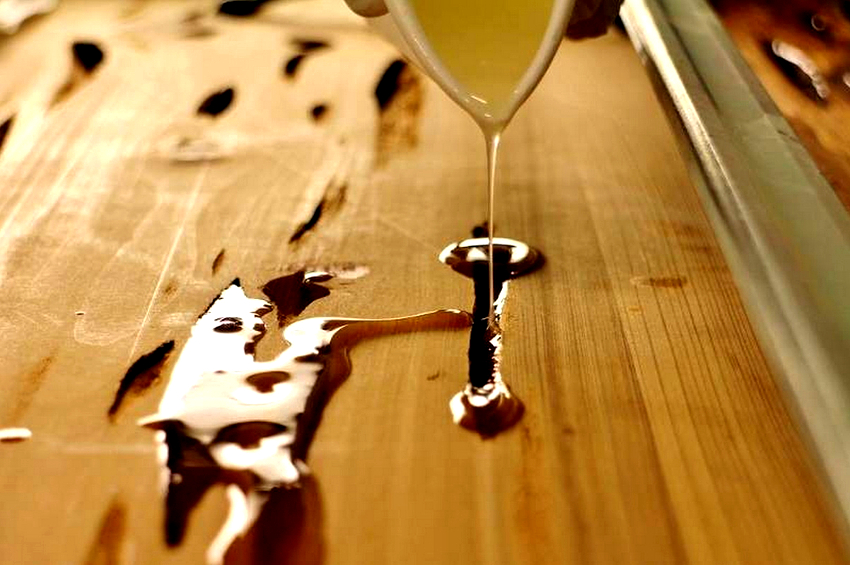 Når du kjøper en epoksyharpiks, må du ta hensyn til utløpsdatoen, studere instruksjonene og funksjonene i bruken Når du kjøper en epoksyharpiks, må du ta hensyn til utløpsdatoen, studere instruksjonene og funksjonene i bruken