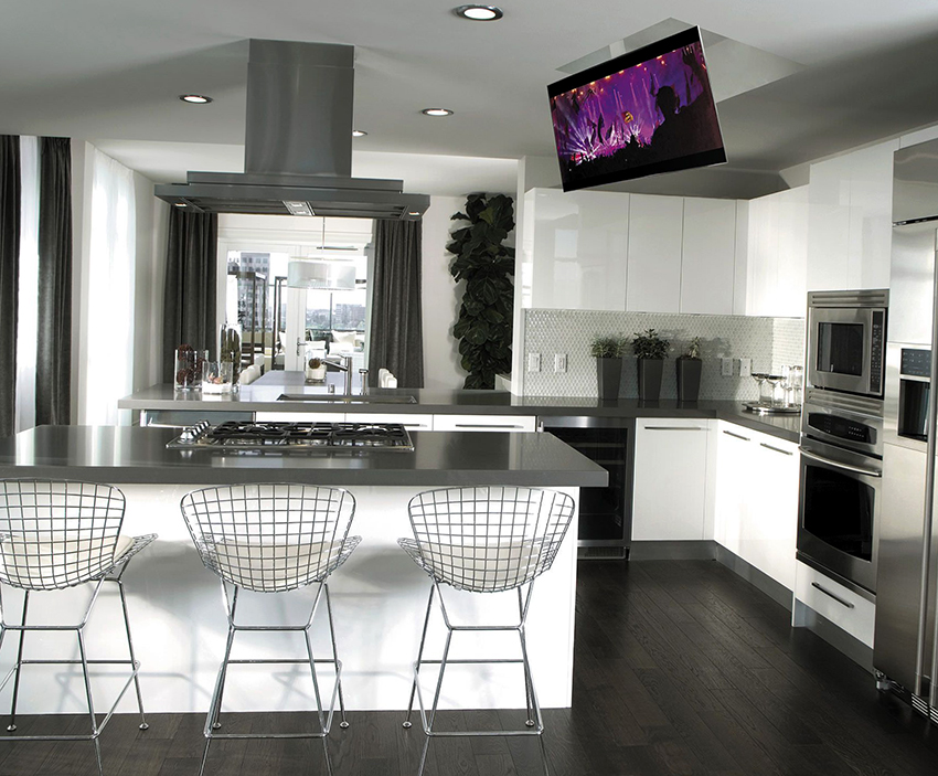 TV yang terletak di siling di ceruk dikendalikan oleh alat kawalan jauh TV yang terletak di siling di ceruk dikendalikan oleh alat kawalan jauh