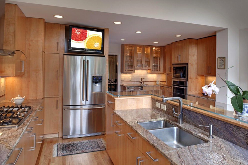 Sebilangan besar TV moden mempunyai port USB di mana anda boleh menyambungkan tablet atau pemacu kilat Sebilangan besar TV moden mempunyai port USB di mana anda boleh menyambungkan tablet atau pemacu kilat