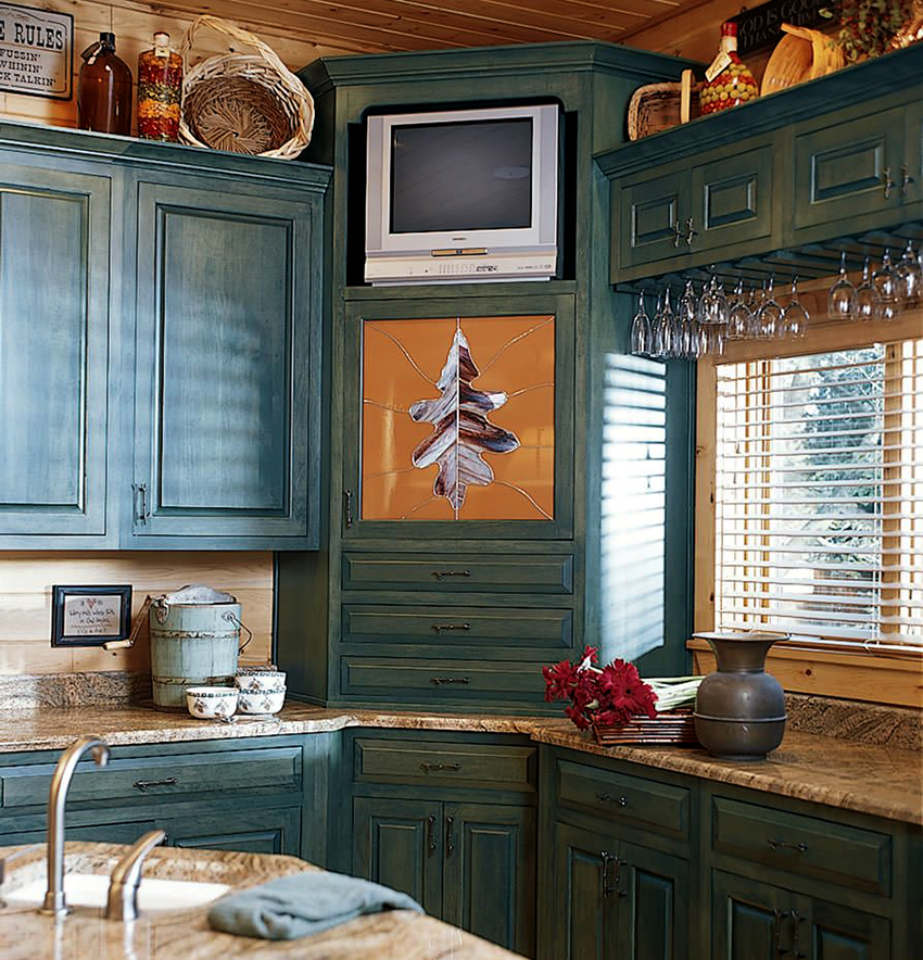 Pemasangan sudut di dapur sesuai untuk TV kecil Pemasangan sudut di dapur sesuai untuk TV kecil